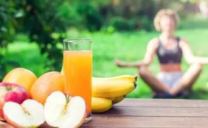 Ernährung, Yoga, Frau macht Yoga, Früchte
