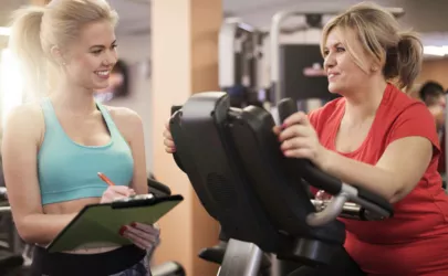 Zwei Frauen in einem Fitnessstudio reden miteinander.