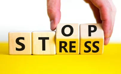 Bildhafte Abbildung Stop Stress mit Hilfe von Buchstabenwürfeln