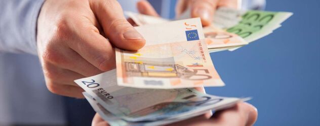 Hände die Geldscheine tauschen Euro