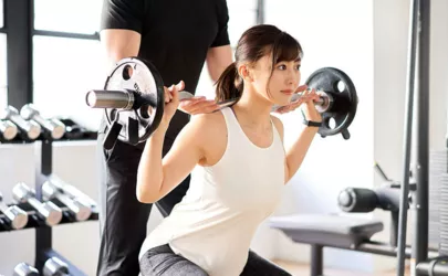 Eine Frau beim Gewichtheben