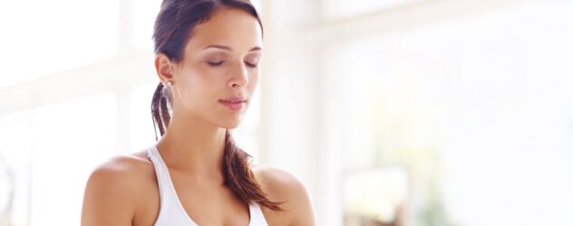 Nahaufnahme einer Frau bei einer Meditation