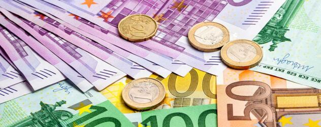 unterschiedliche Geldschein und Geldmuenzen in Euro