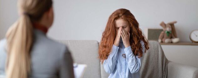 Mädchen weint während der Beratung