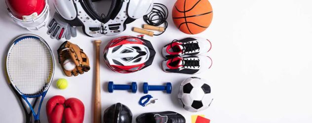 Verschiedene Sportausrüstungen und Bälle für Teamsportarten auf weißem Hintergrund.