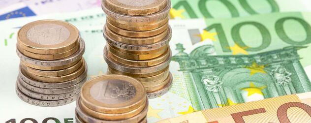 unterschiedliche Geldscheine und Geldmuenzen in Euro