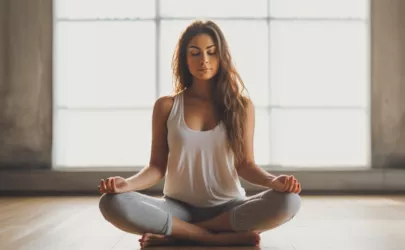 Junge Frau meditiert im Yoga-Studio.