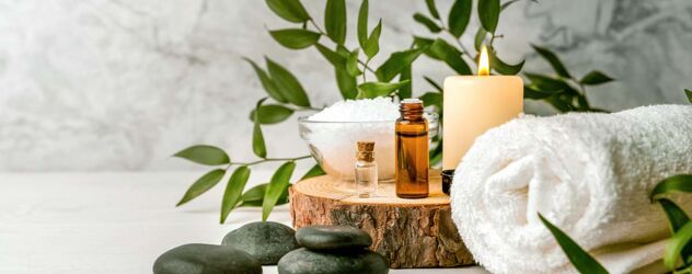 Handtuch, Öl, Steine und ätherische Düfte für die Massage