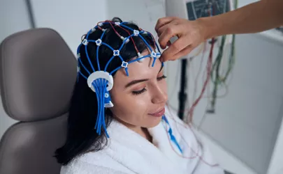 Eine Frau erhält ein EEG