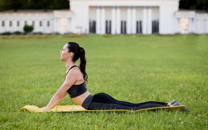 Die Pilates Übung Schwan ist eine fließende Bewegung, die die Kobra aus dem Yoga beinhaltet