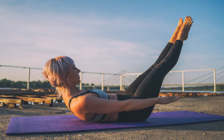 Die Pilates Übung für einen starken Bauch und Core ist eine Variante von Crunches, bei der die Atmung eine wichtige Rolle spielt