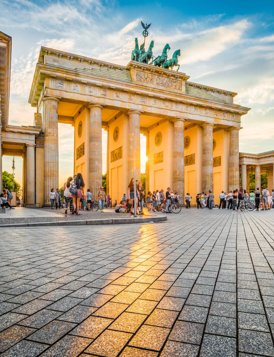 Das Brandenburger Tor in Berlin, Deutschland bei Sonnenuntergang.