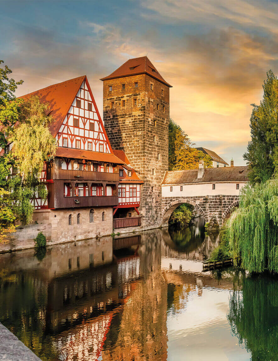 Eine Stadt in Deutschland mit einem Fluss im Hintergrund.