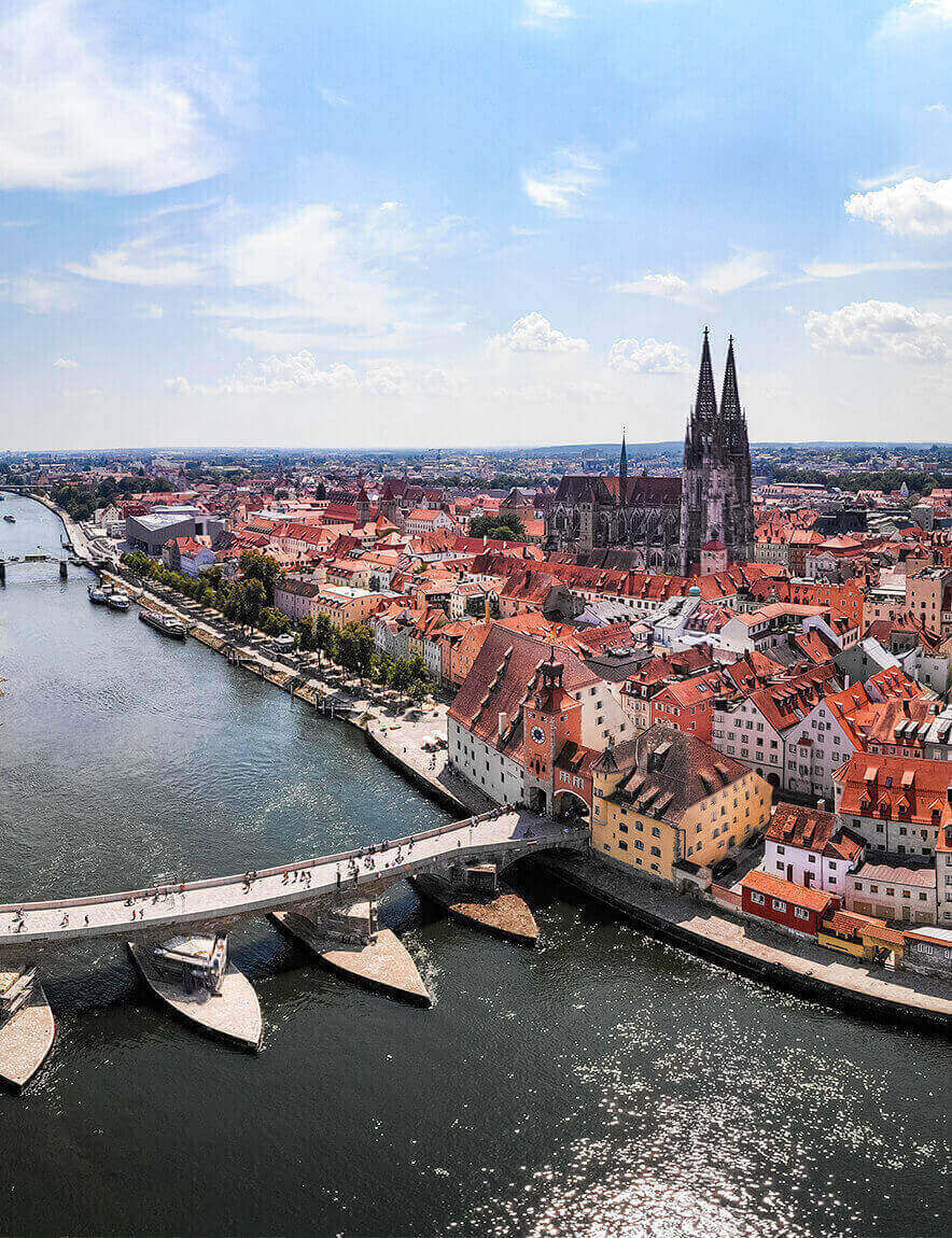 Eine Luftaufnahme einer Stadt mit einer Brücke über einen Fluss.
